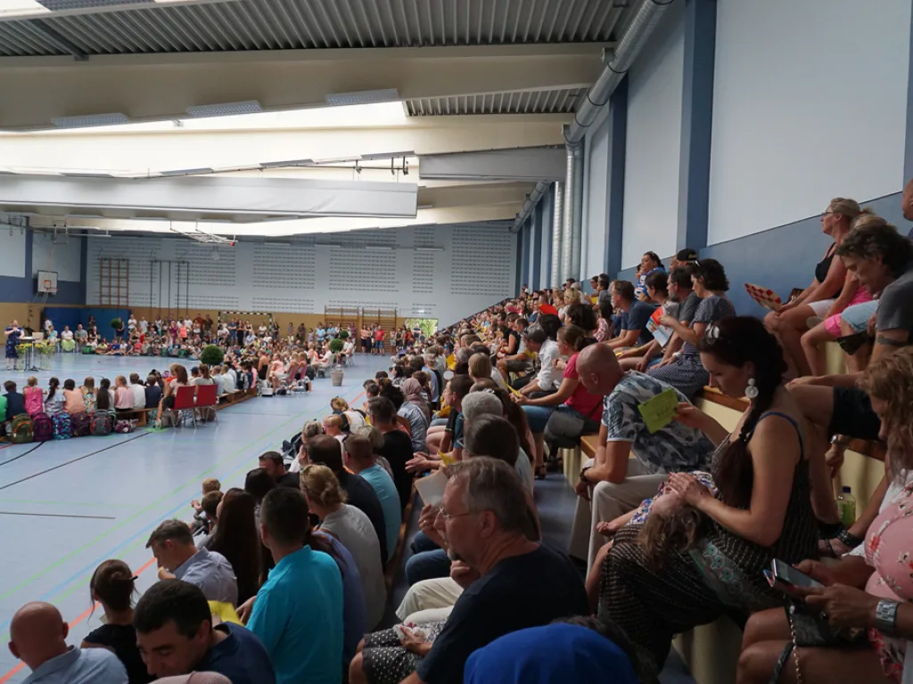 Blick über die Tribüne mit vielen Familien.